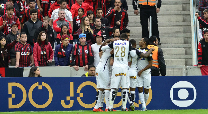  Corinthians superou Atlético Paranaense e abriu oito pontos de vantagem sobre o Atlético Mineiro!