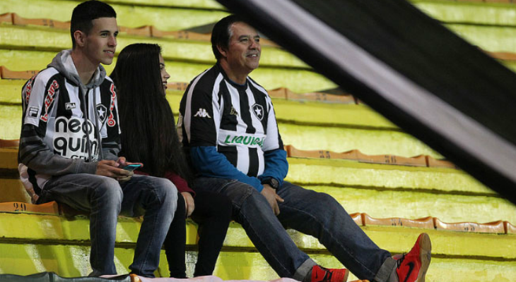  Poucos torcedores decidiram incentivar o Botafogo contra o América Mineiro nas arquibancadas do Raulino de Oliveira!