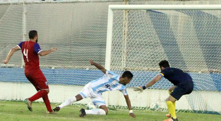  E lá se foi mais uma bola no fundo do gol do lanterna da Série C Guaratinguetá!