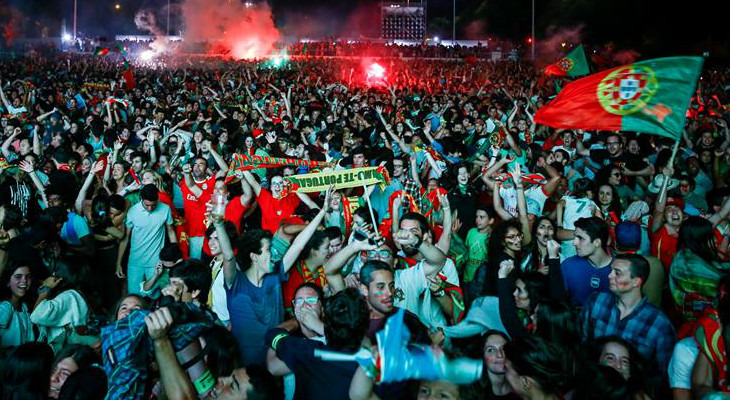  Torcida da Seleção Portuguesa fez festa dentro e fora do estádio após o título inédito da Eurocopa!