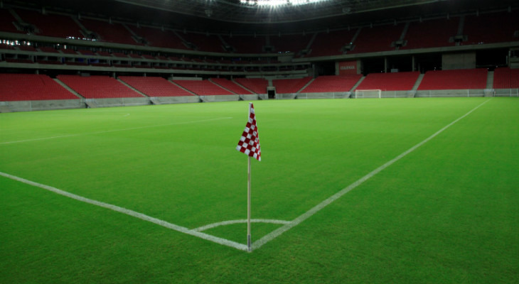  Bandeira alvirrubra marca o território, mas as arquibancadas da Arena Pernambuco estão sempre vazias!