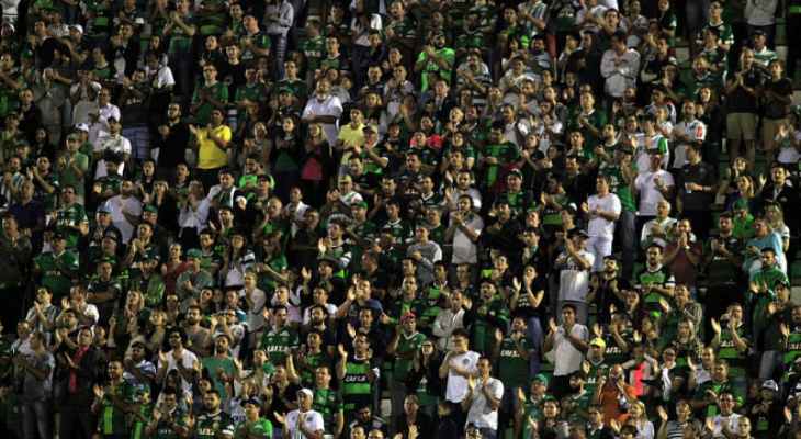  Torcida da Chapecoense comemorou a primeira vitória na Libertadores, feito raro para estreantes brasileiros!