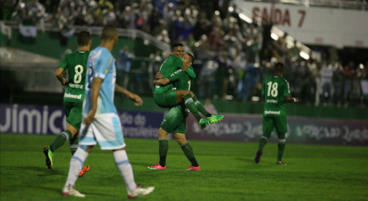  Chapecoense venceu o clássico contra o Avaí e garantiu a liderança do Brasileirão por causa do saldo de gols!