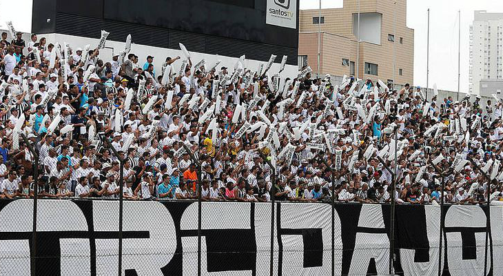  Na Vila Belmiro, atrás do gol, é um dos poucos lugares que não fica com espaço nas arquibancadas!