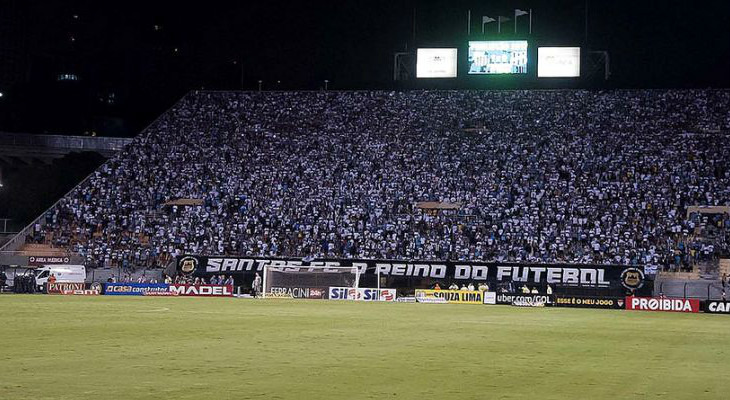  No Pacaembu, as arquibancadas estão sempre cheias quando o Santos manda seus jogos!