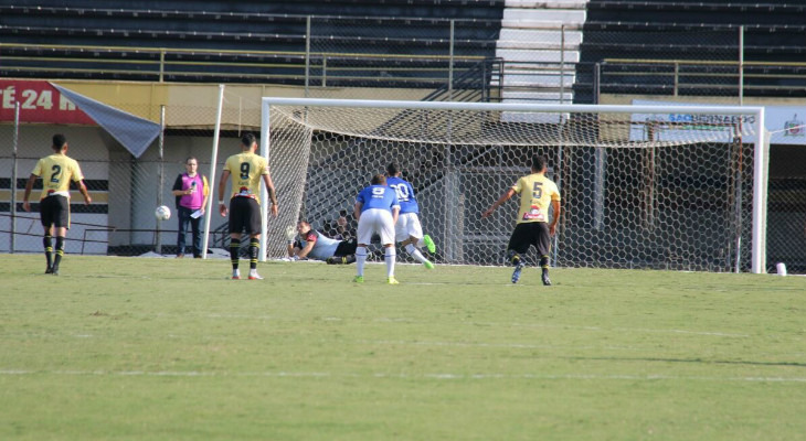  Daniel pegou pênalti contra o Foz do Iguaçu e ajudou o São Bernardo a manter o aproveitamento perfeito na Série D!