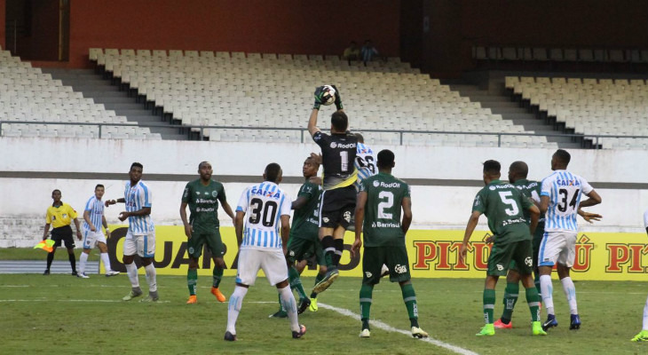  Goleiro Matheus Cavichioli está há mais de 400 minutos sem buscar a bola no fundo do gol pelo Juventude na Série B!