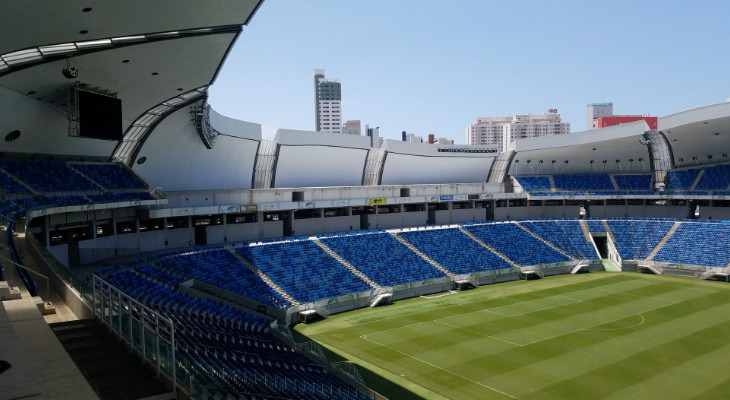  Mar de arquibancadas azuis fica visível a cada partida realizada na Arena das Dunas, em Natal!