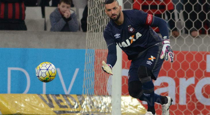  Goleiros do Atlético Paranaense têm buscado mais a bola no fundo das redes do que comemorado gols na temporada!