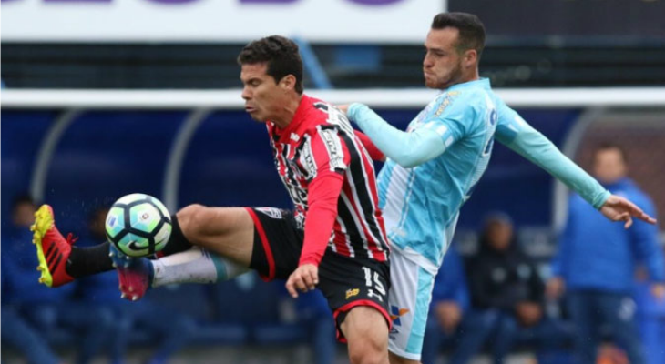  São Paulo perdeu pontos contra o vice-lanterna Avaí e voltou para a zona de rebaixamento do Brasileirão!