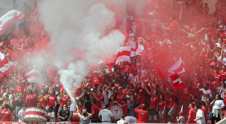  Torcida até mostrou descontentamento em alguns jogos, mas sempre esteve ao lado do Internacional na Série B!