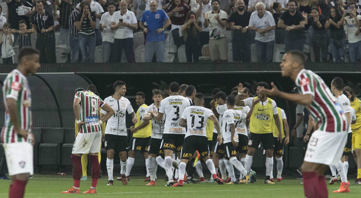  Corinthians não deu chances aos rivais ao assumir a liderança da forma mais precoce da história do Brasileirão!