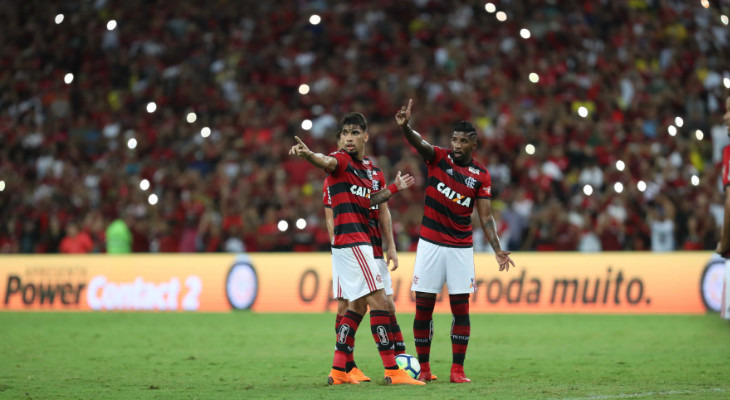  Torcida do Flamengo iluminou o Maracanã durante a classificação na Copa do Brasil!