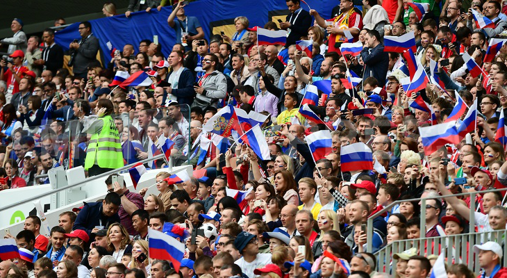  Torcida russa lotou as arquibancadas em Moscou e acompanhou a goleada da anfitriã na estreia pela Copa do Mundo!