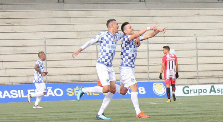  Imagem que resume bem a temporada do São José: festa em campo e arquibancadas vazias!