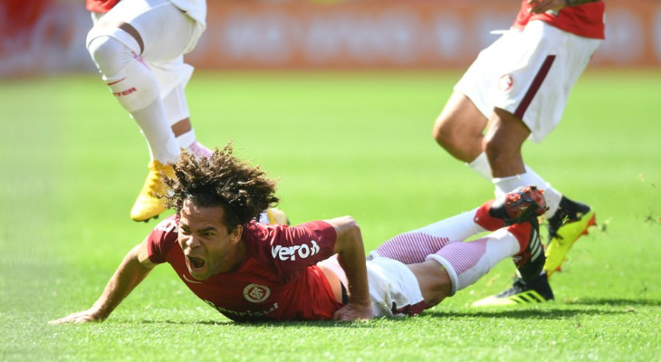  Camilo, de falta e aos 51'/2T, garantiu mais uma vitória do Internacional, melhor mandante do Brasileirão!