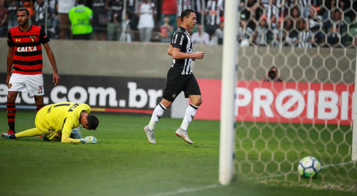  Ricardo Oliveira, artilheiro do Atlético Mineiro, voltou a balançar as redes e poderá bater recorde no Galo pelo Brasileirão!