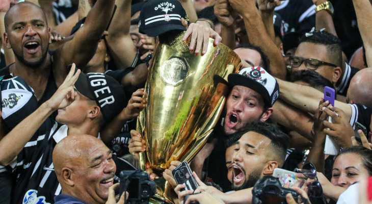  Troféu para a torcida e para os jogadores! Corinthians campeão em campo e nas arquibancadas do Paulistão!