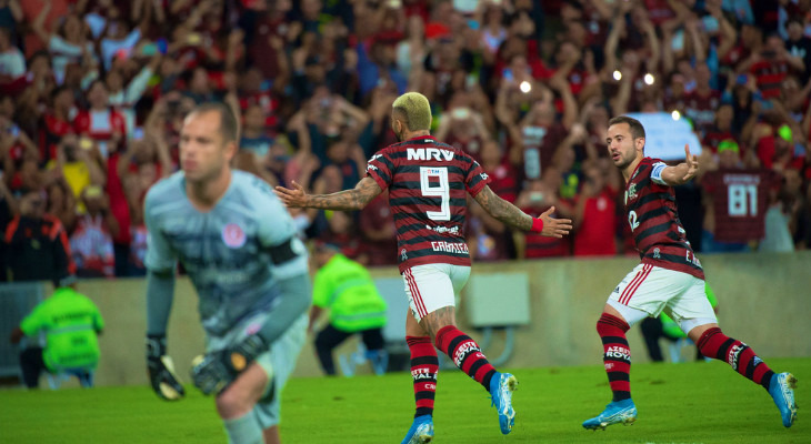  Flamengo despachou o Internacional, chegou a 8ª vitória seguida e ratificou a liderança do Brasileirão!