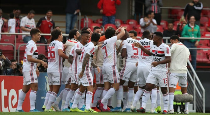  São Paulo venceu, entrou no G4 e engrossou a lista de clubes livres do rebaixamento no Brasileirão!