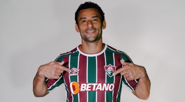  Fred, atacante do Fluminense, com camiseta patrocinada pela Betano!