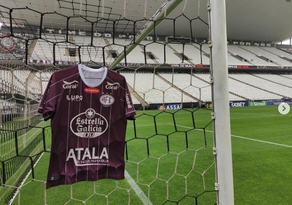  Na rede nada de bola na Neo Química Arena, só a camisa da Ferroviária!