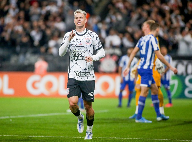  Roger Guedes fez os três gols na vitória do Corinthians sobre o Avaí pelo Brasileirão!