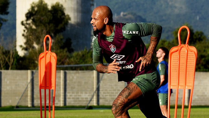  Felipe Mello encara o Corinthians