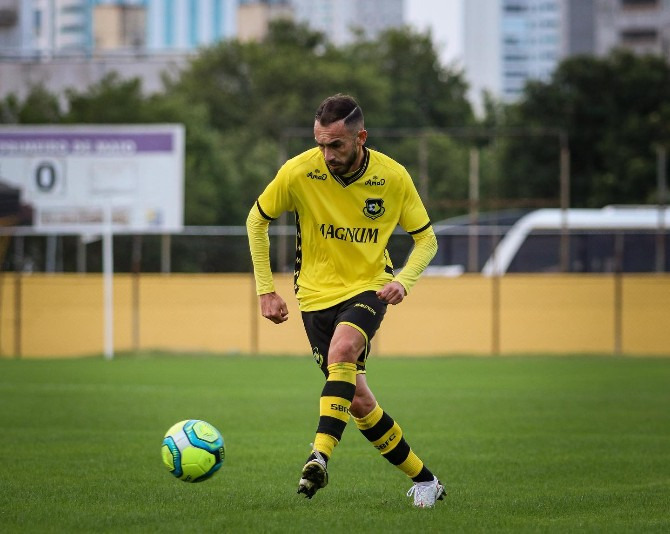  Eduardo Diniz é lateral-esquerdo do São Bernardo