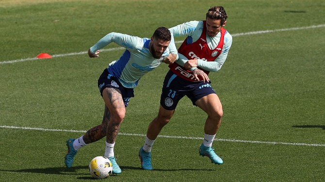  Zé Rafael e Raphael Veiga disputam bola em treino