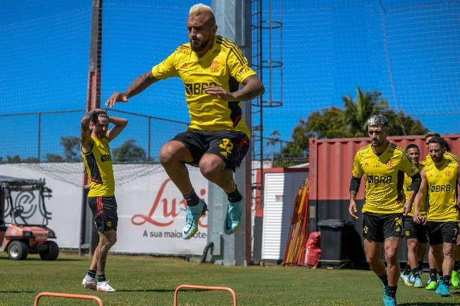  Vidal chegou recentemente ao Flamengo e deve ser titular neste domingo