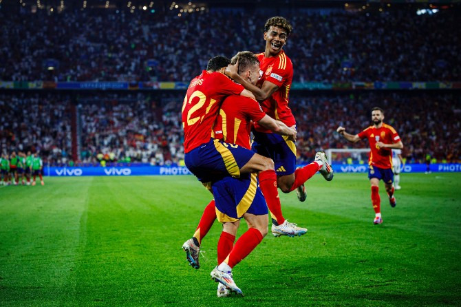  Espanha superou a França de virada e lutará pelo 4o título de Eurocopa!