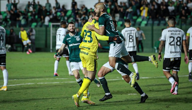  Tadeu marcou duas vezes de pênalti e garantiu a vitória do Goiás na Série B!